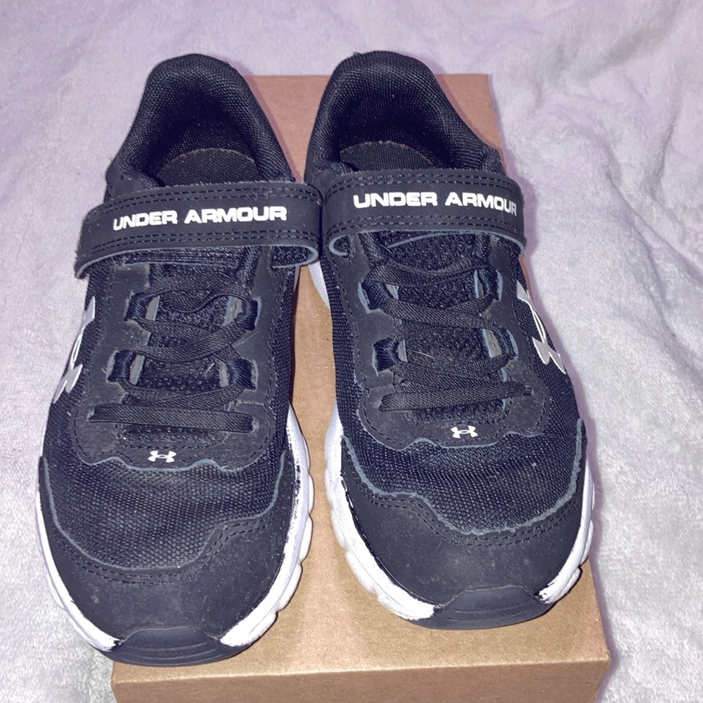 Under armor shoes size 2y 💛👟🩵
